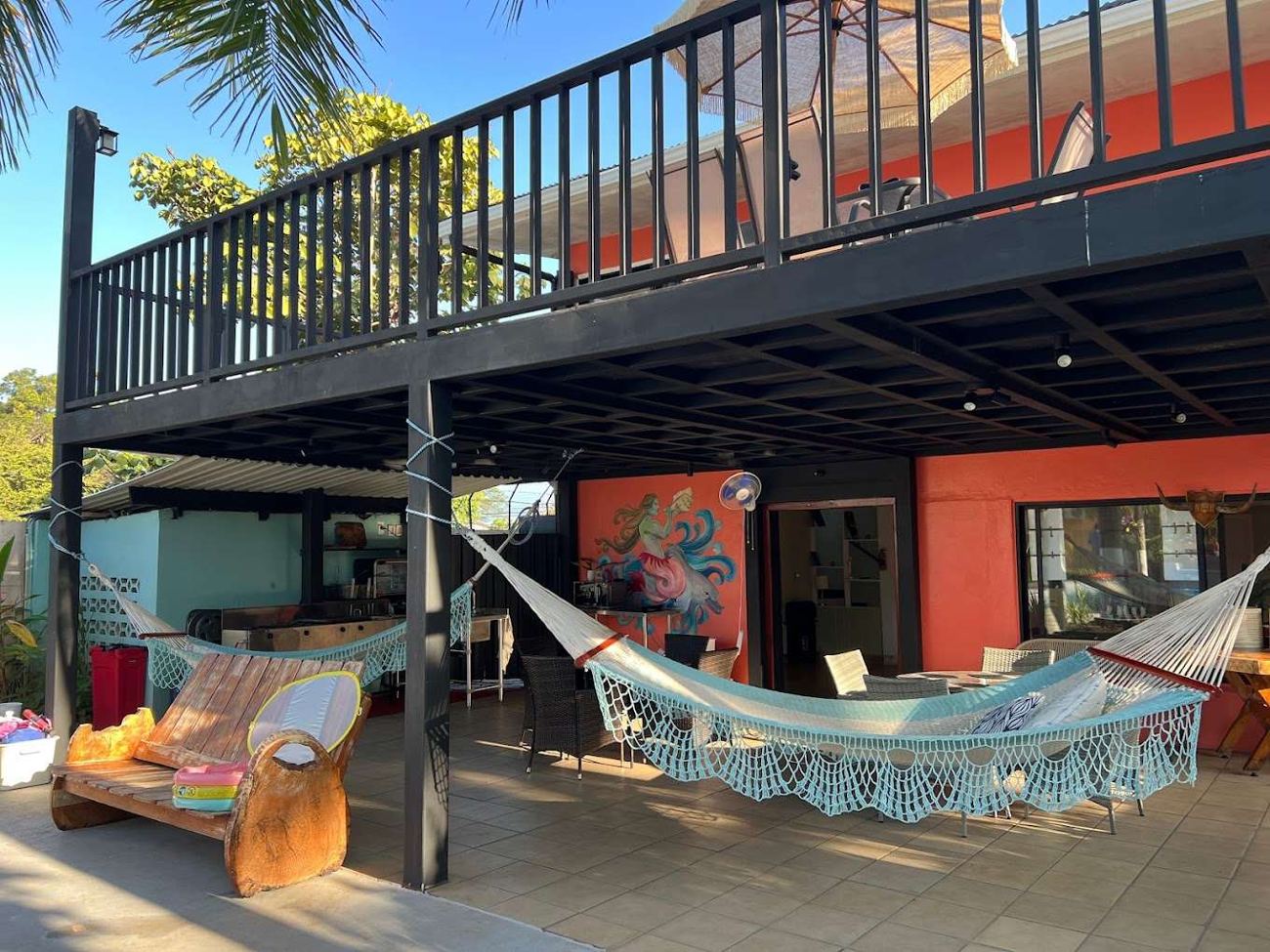 Terrasse couverte avec hamacs, Jane's Beach Resort